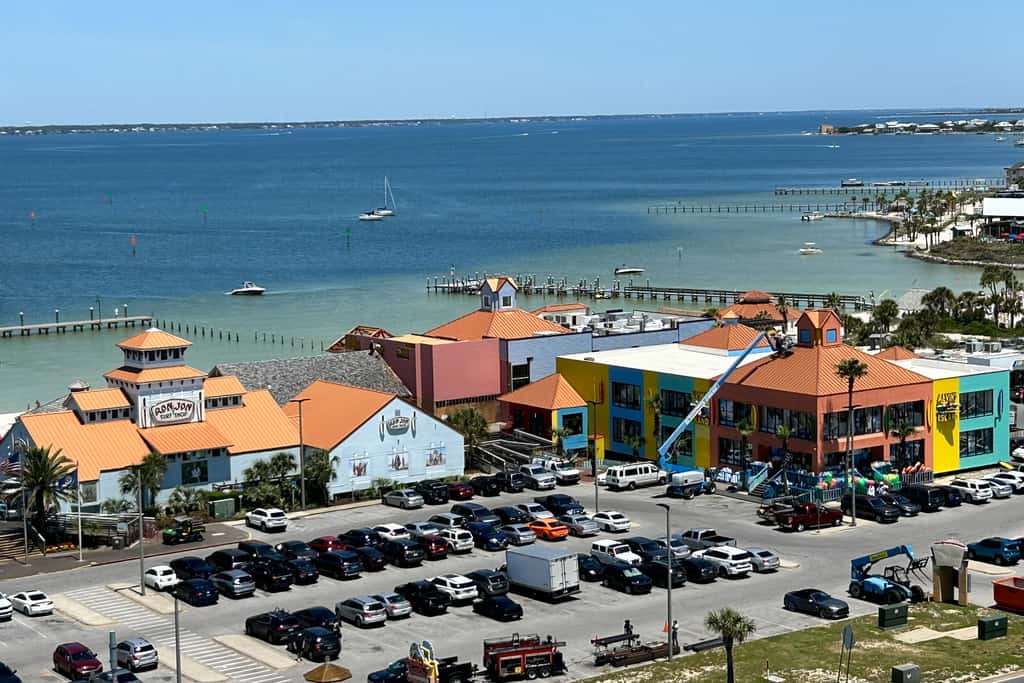 Sunlit & tropical beachfront condo with pool, gym, balcony views