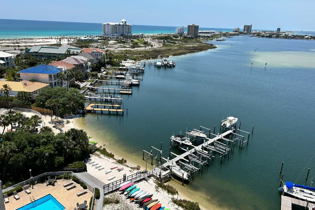 Sunlit & tropical beachfront condo with pool, gym, balcony views