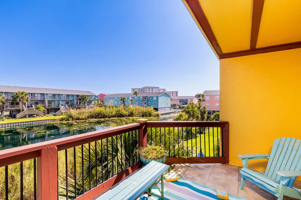 Inviting waterfront townhome with full kitchen, balcony, central AC, & W&D