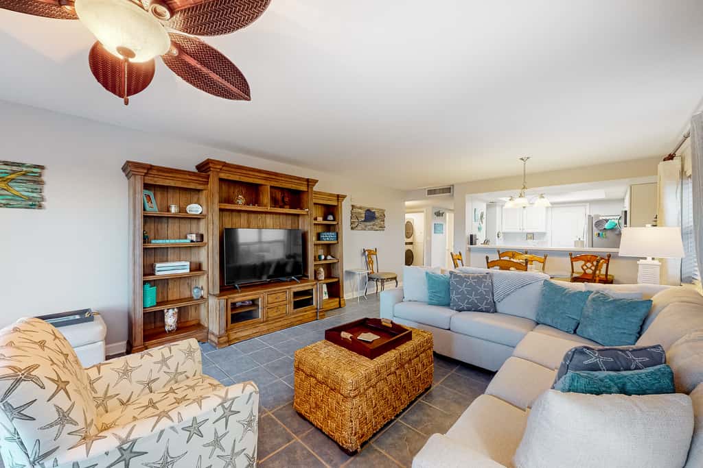 Oceanfront condo with shared pool & patio, open layout, W/D, & AC