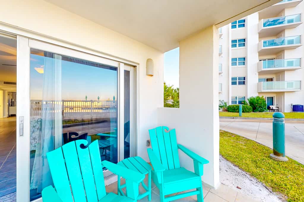 Oceanfront condo with shared pool & patio, open layout, W/D, & AC