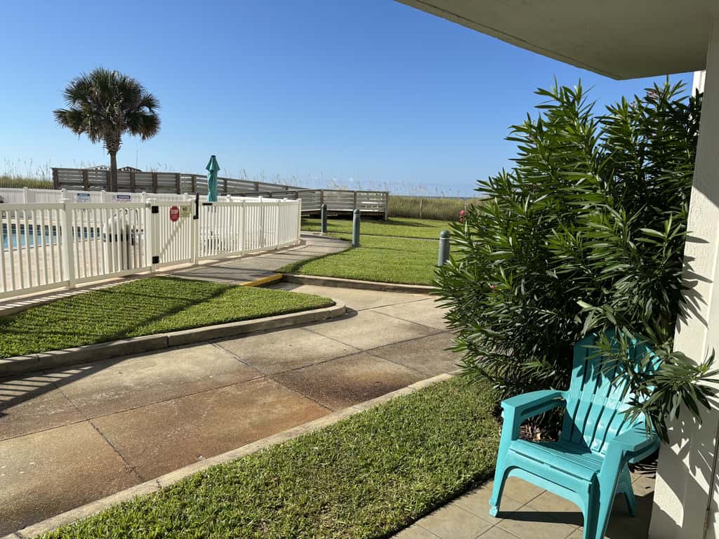 Oceanfront condo with shared pool & patio, open layout, W/D, & AC
