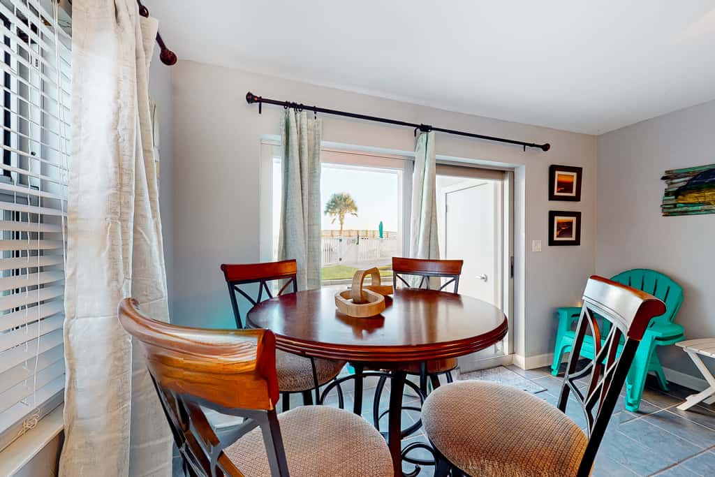 Oceanfront condo with shared pool & patio, open layout, W/D, & AC