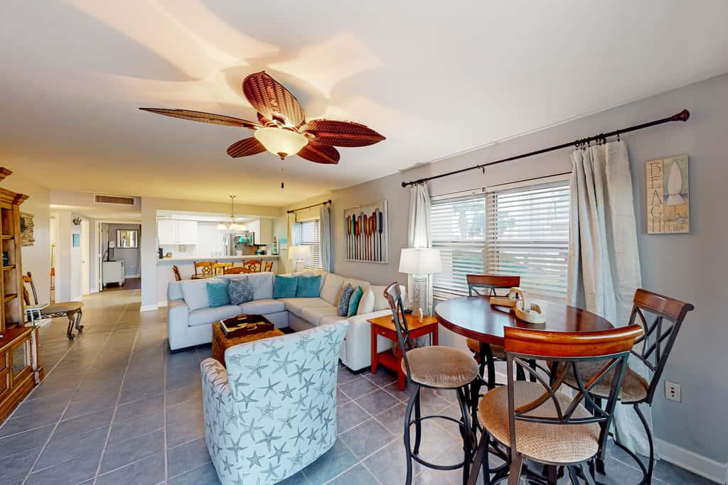 Oceanfront condo with shared pool & patio, open layout, W/D, & AC