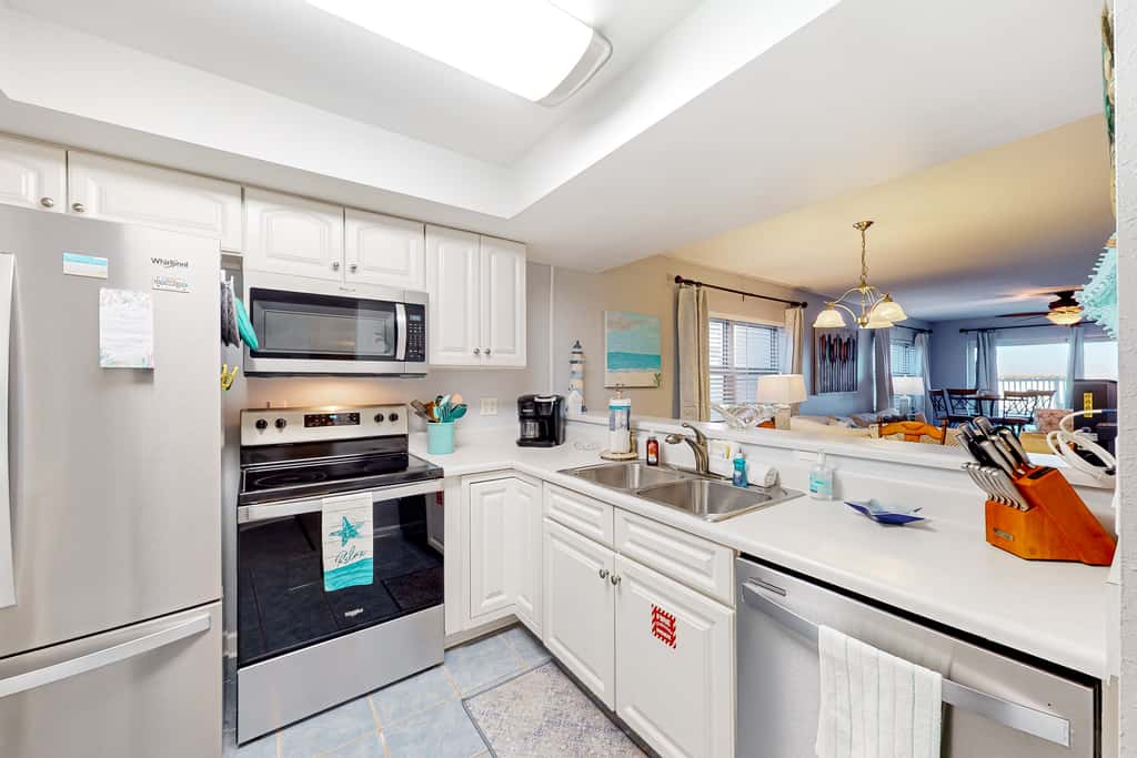 Oceanfront condo with shared pool & patio, open layout, W/D, & AC