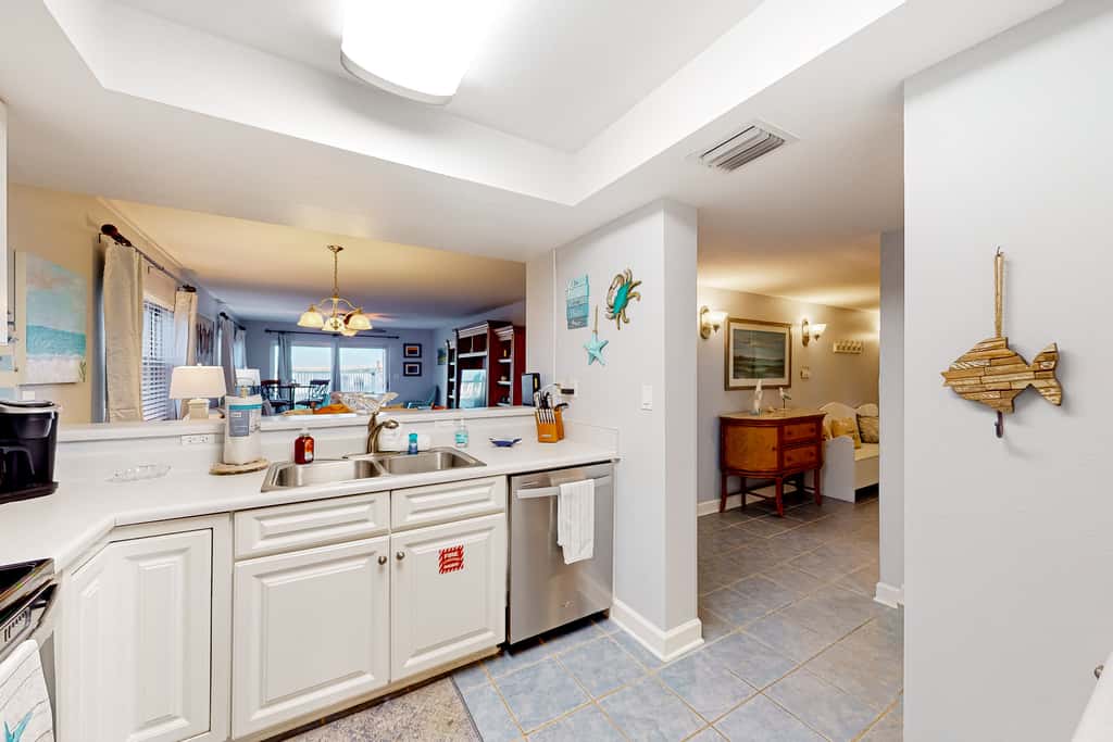Oceanfront condo with shared pool & patio, open layout, W/D, & AC