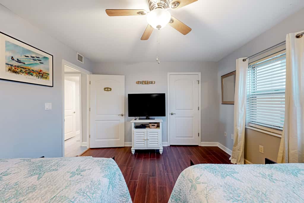 Oceanfront condo with shared pool & patio, open layout, W/D, & AC