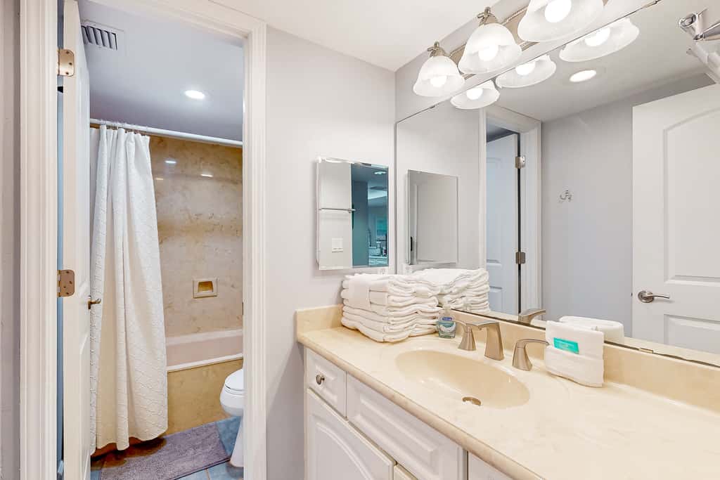 Oceanfront condo with shared pool & patio, open layout, W/D, & AC
