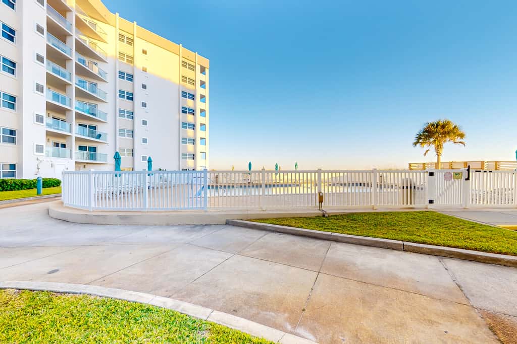 Oceanfront condo with shared pool & patio, open layout, W/D, & AC