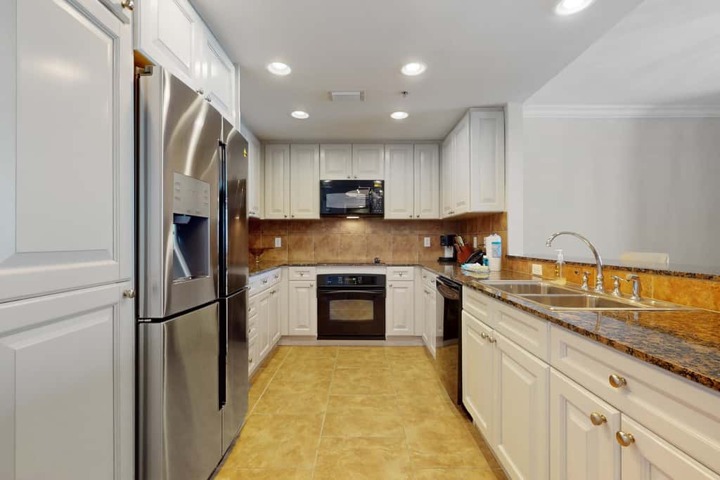 Gulf-view condo with pool, hot tub, beach access, tennis, balcony, AC, & W/D