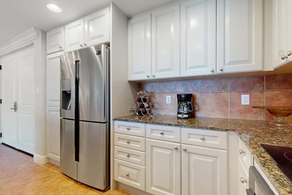 Gulf-view condo with pool, hot tub, beach access, tennis, balcony, AC, & W/D