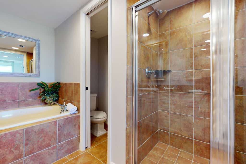 Gulf-view condo with pool, hot tub, beach access, tennis, balcony, AC, & W/D