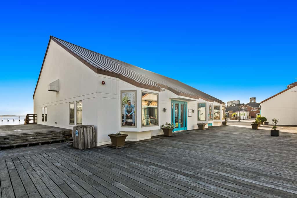 Gulf-view condo with pool, hot tub, beach access, tennis, balcony, AC, & W/D