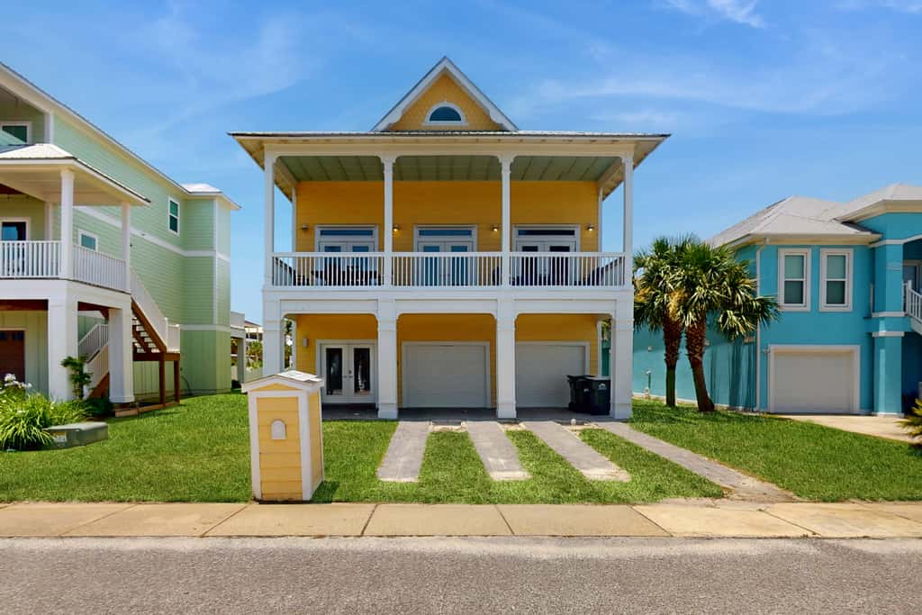 Spacious home with  shared pool, large kitchen and close to beach