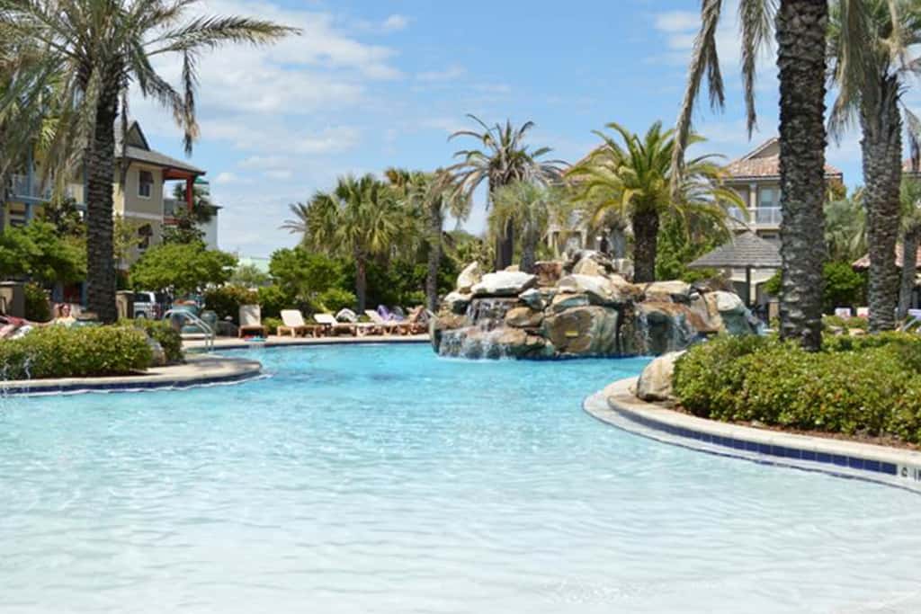Large, Open Home, Shared Pool, Bike or Walk to the Gulf