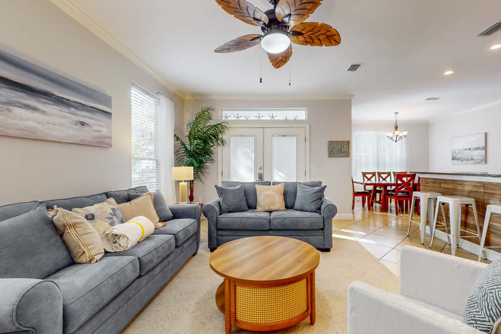 Large, Open Home, Shared Pool, Bike or Walk to the Gulf