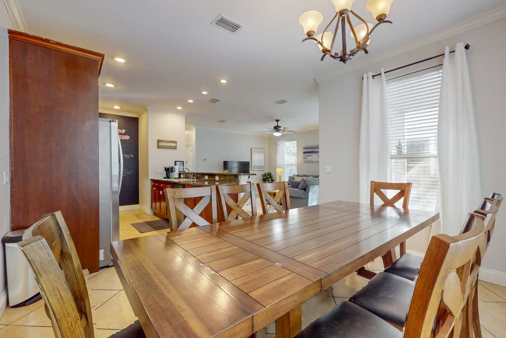 Large, Open Home, Shared Pool, Bike or Walk to the Gulf
