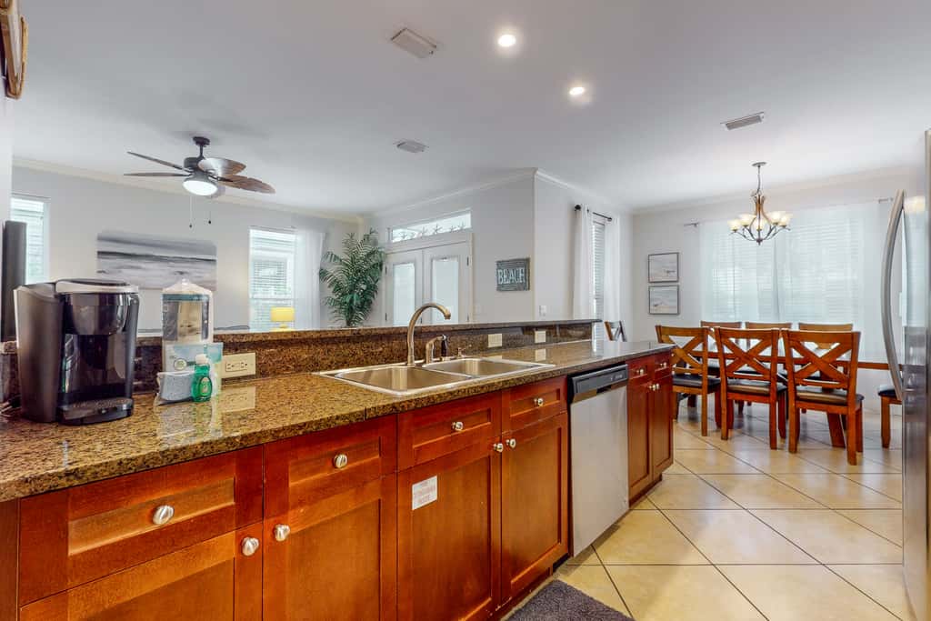 Large, Open Home, Shared Pool, Bike or Walk to the Gulf