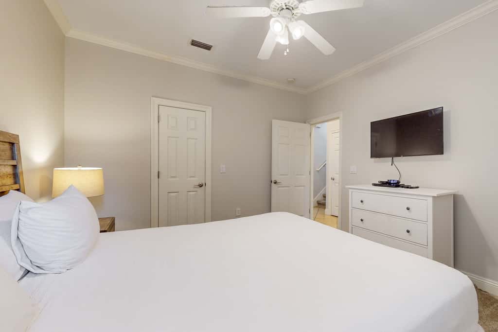 Large, Open Home, Shared Pool, Bike or Walk to the Gulf