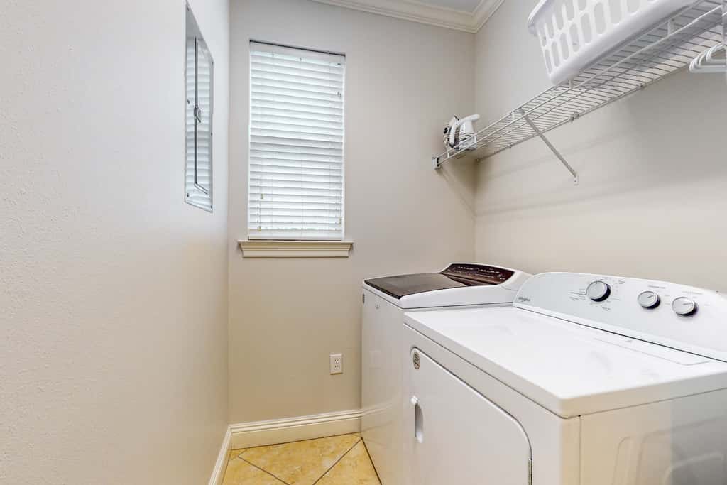 Large, Open Home, Shared Pool, Bike or Walk to the Gulf