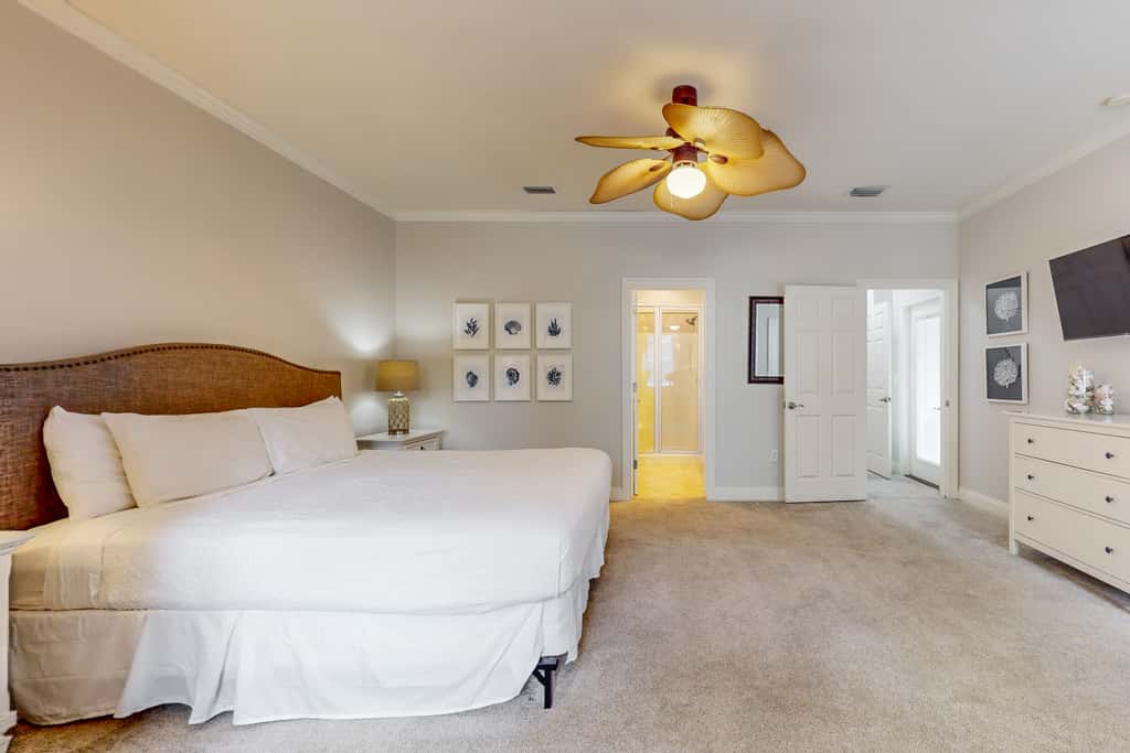 Large, Open Home, Shared Pool, Bike or Walk to the Gulf
