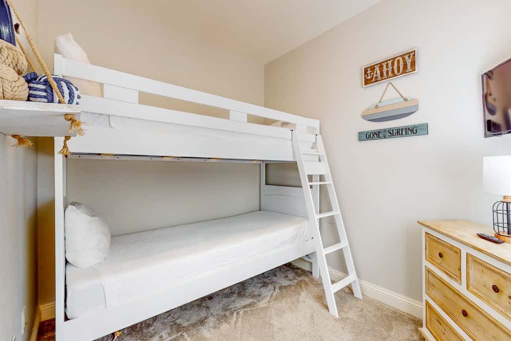 Large, Open Home, Shared Pool, Bike or Walk to the Gulf