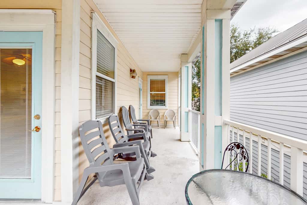 Large, Open Home, Shared Pool, Bike or Walk to the Gulf