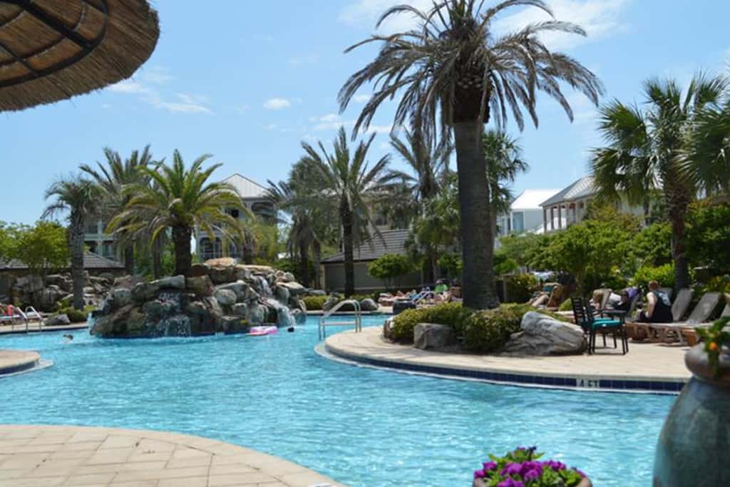 Large, Open Home, Shared Pool, Bike or Walk to the Gulf