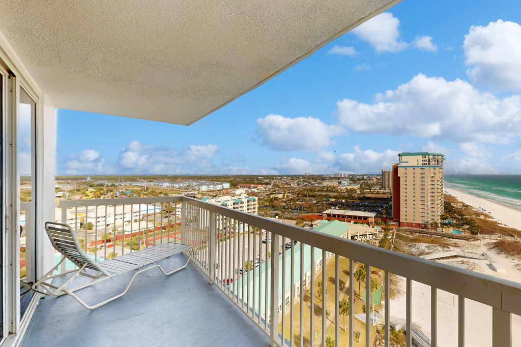 Gulf condo with fitness room, pool & hot tub