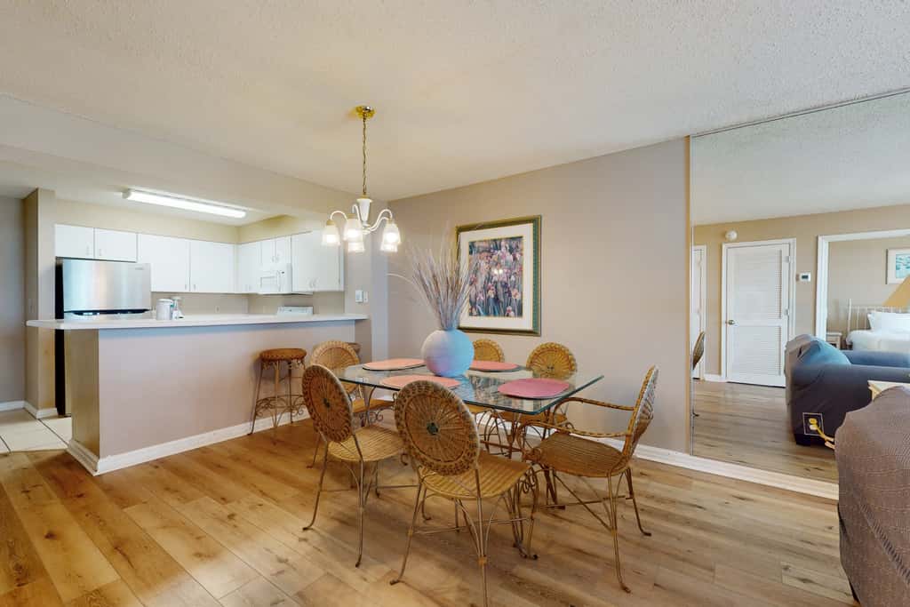 Gulf condo with fitness room, pool & hot tub