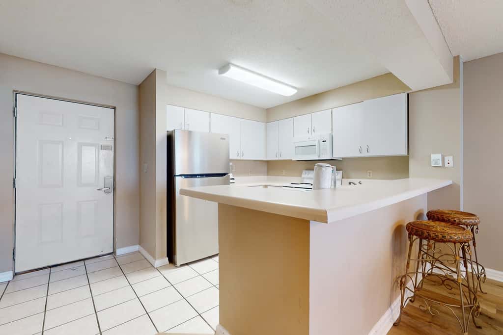 Gulf condo with fitness room, pool & hot tub