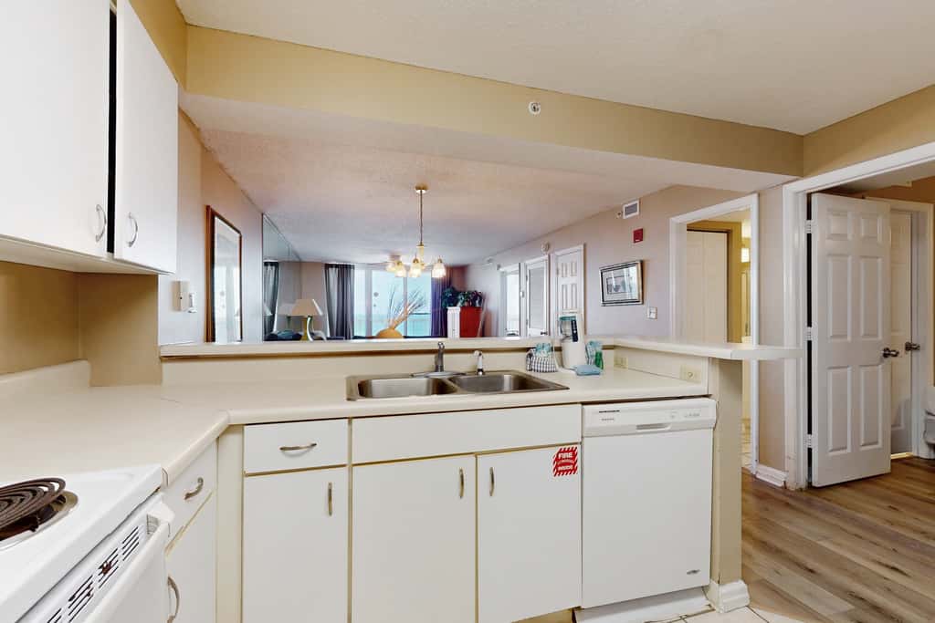 Gulf condo with fitness room, pool & hot tub