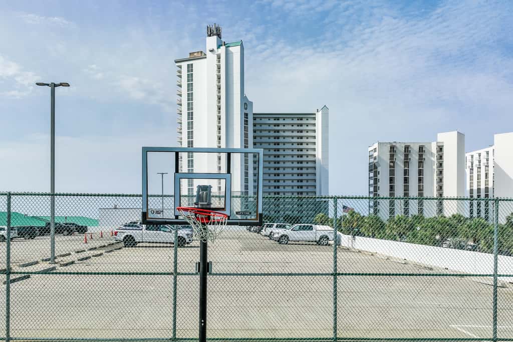 Gulf condo with fitness room, pool & hot tub