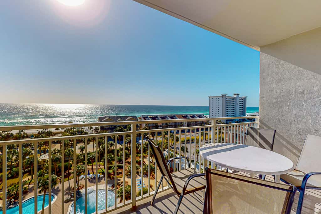 Bright, Gulf view condo w balcony & shared lagoon pool&gym - steps to beach