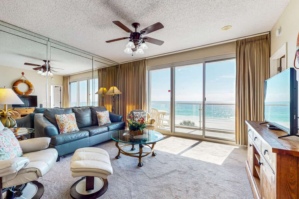 Relaxing, gulf-view condo with pool, fitness room & beach access