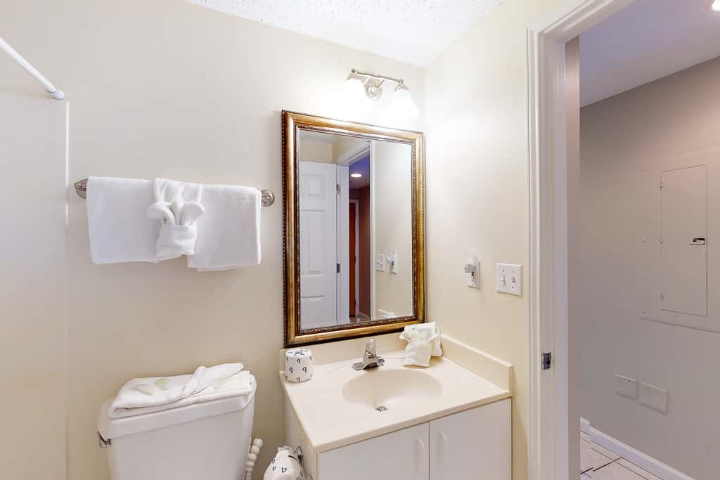 Gorgeous beach view home with balcony, pool & fitness room