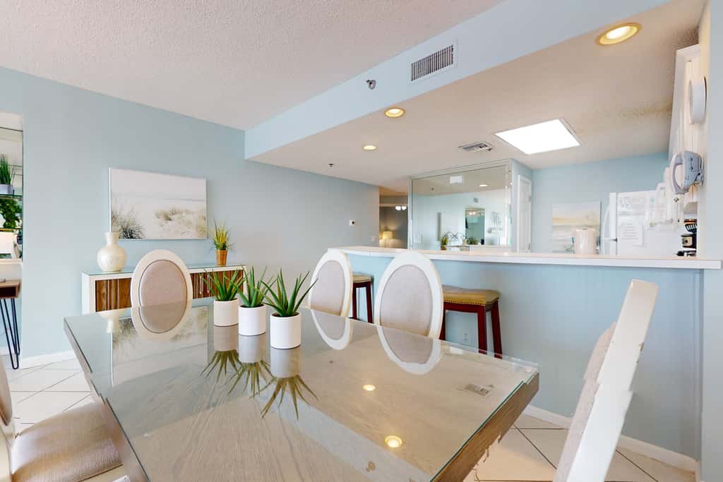 Vibrant condo on the Gulf with pool, fitness room & playground