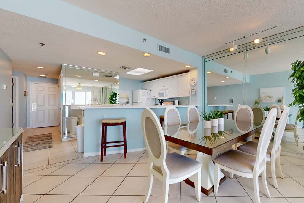 Vibrant condo on the Gulf with pool, fitness room & playground