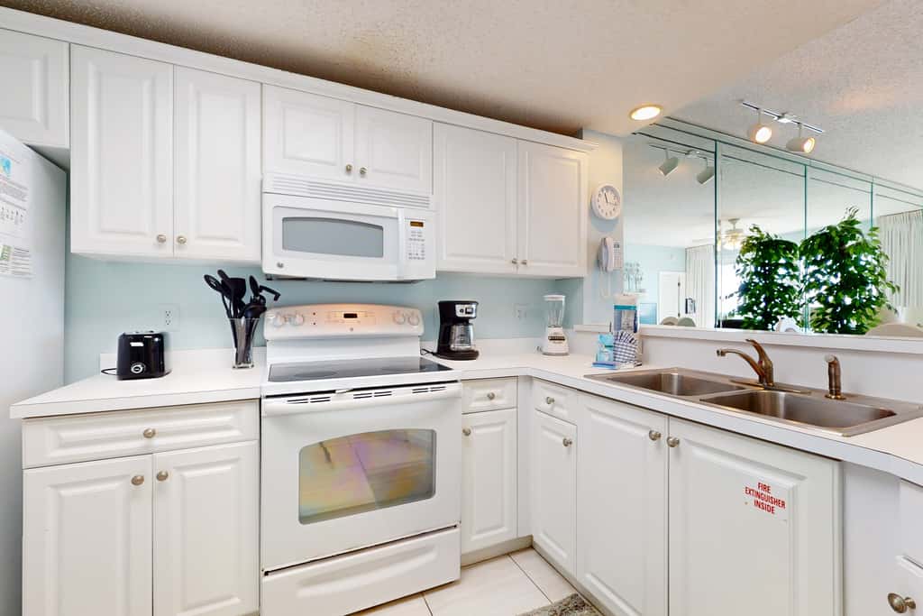 Vibrant condo on the Gulf with pool, fitness room & playground