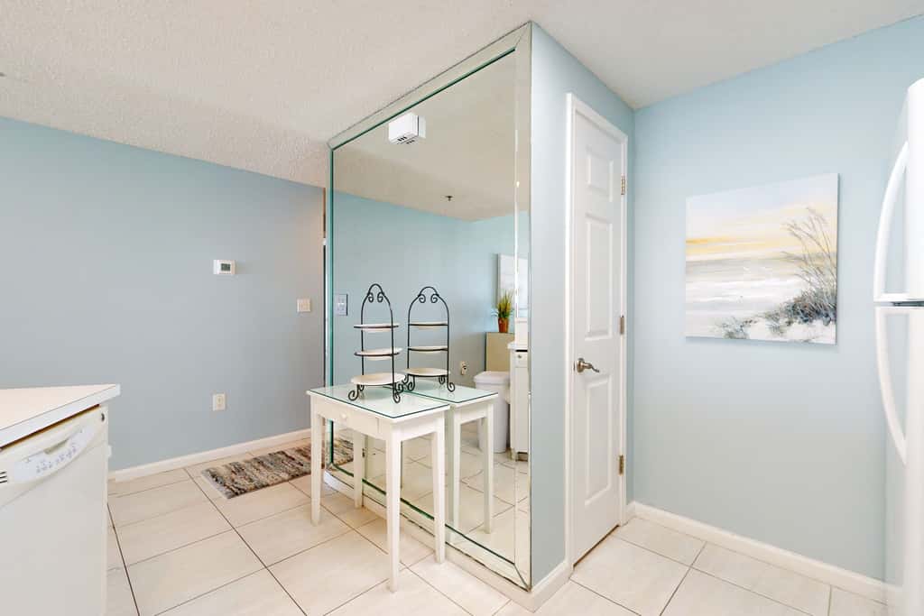 Vibrant condo on the Gulf with pool, fitness room & playground