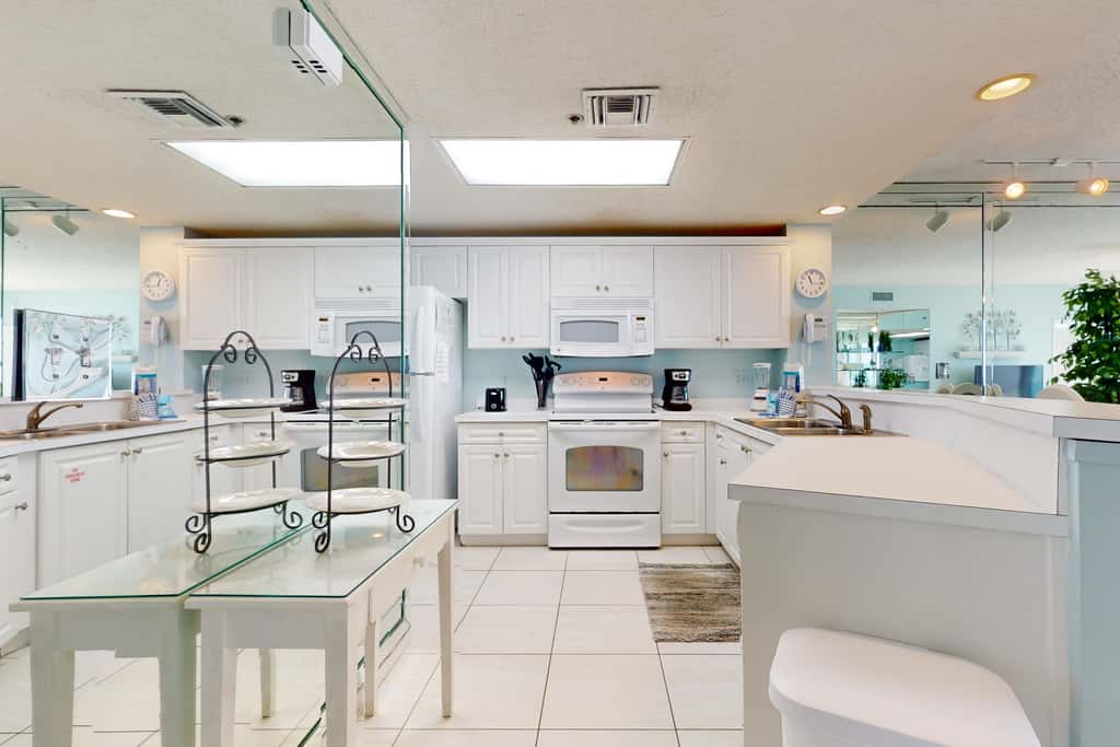 Vibrant condo on the Gulf with pool, fitness room & playground