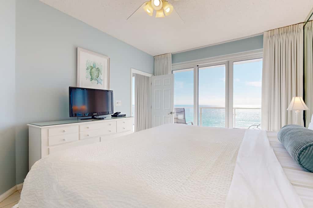 Vibrant condo on the Gulf with pool, fitness room & playground