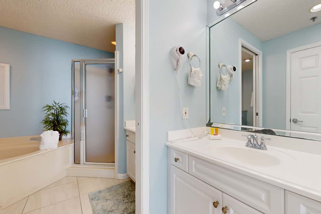 Vibrant condo on the Gulf with pool, fitness room & playground