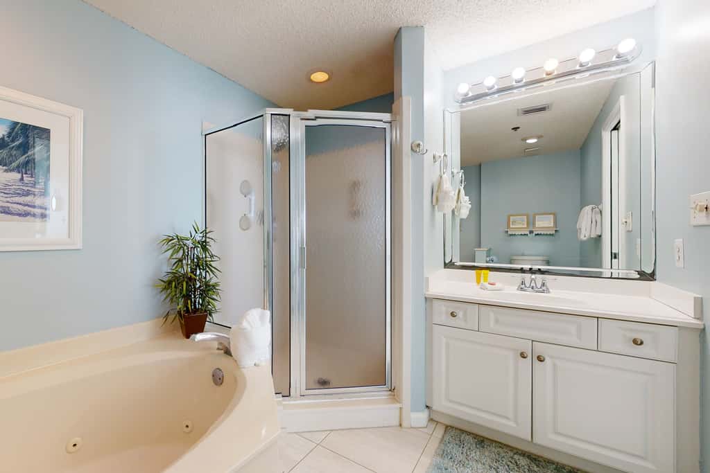Vibrant condo on the Gulf with pool, fitness room & playground