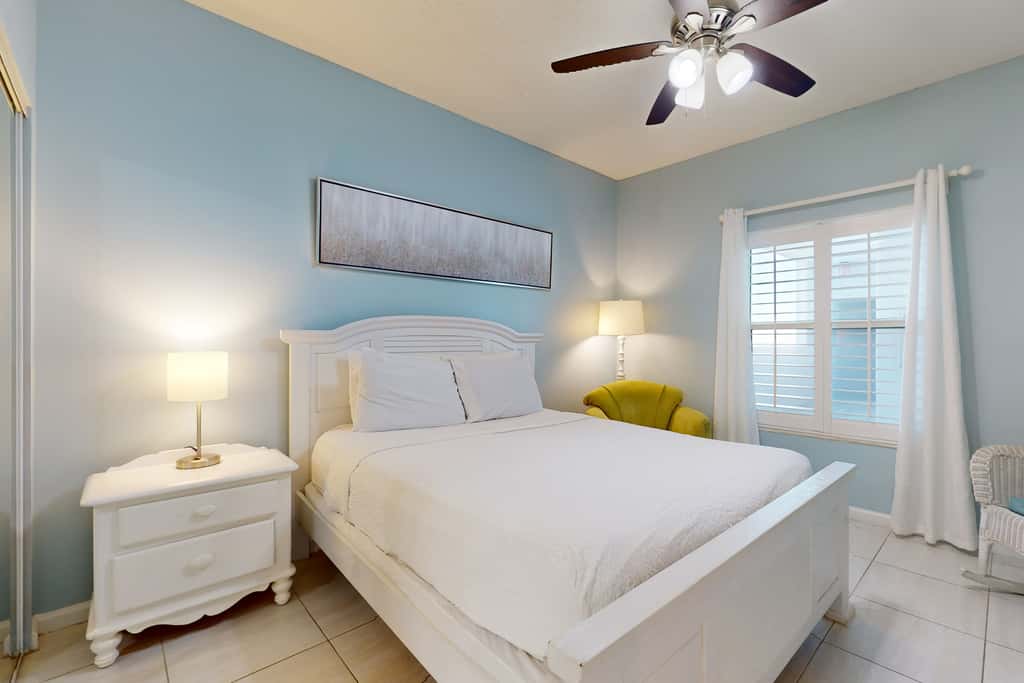 Vibrant condo on the Gulf with pool, fitness room & playground