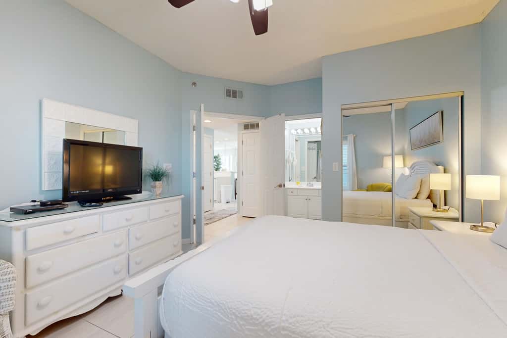 Vibrant condo on the Gulf with pool, fitness room & playground