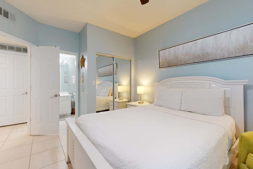 Vibrant condo on the Gulf with pool, fitness room & playground