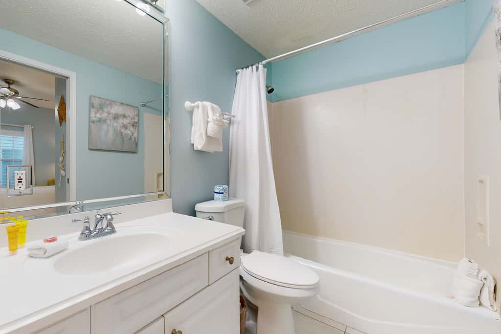 Vibrant condo on the Gulf with pool, fitness room & playground