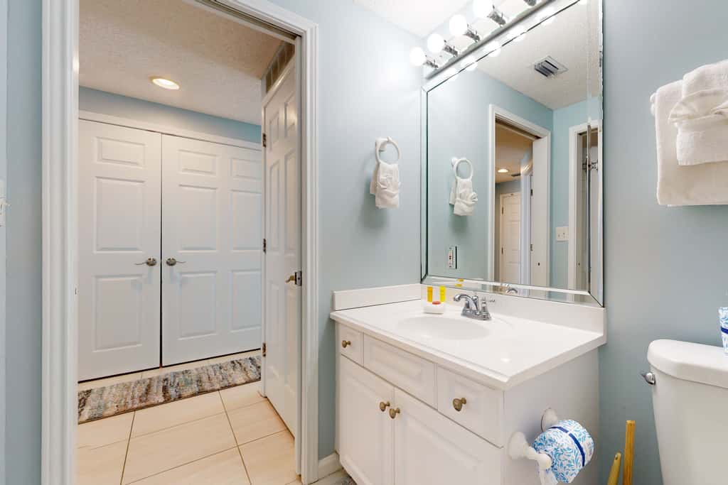Vibrant condo on the Gulf with pool, fitness room & playground