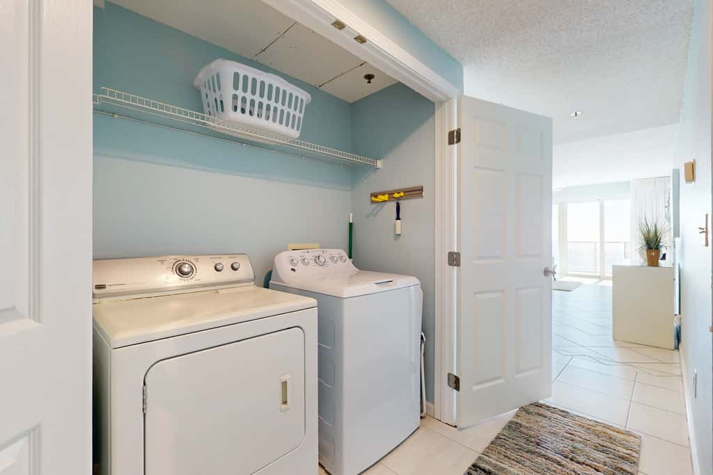 Vibrant condo on the Gulf with pool, fitness room & playground